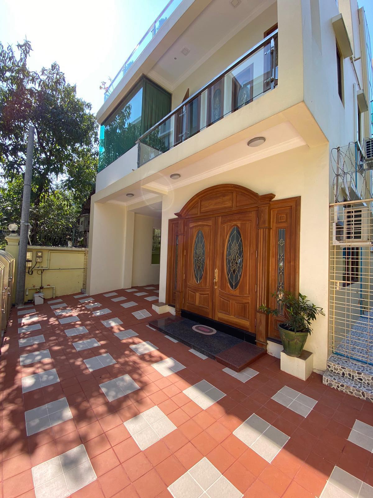 ရန်ကင်းမြို့နယ် ကမ္ဘာအေးဘုရားလမ်းမအနီး လုံးချင်းအိမ်အရောင်း